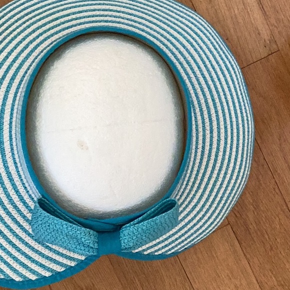 Nicole Marciano 100% straw visor with velcro closing for adjustable fit. - Picture 4 of 6